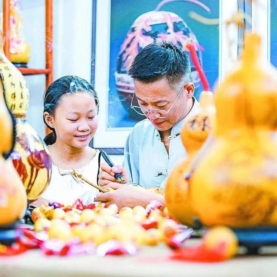 “葫芦爷爷”翟志伟和他的“葫芦娃”